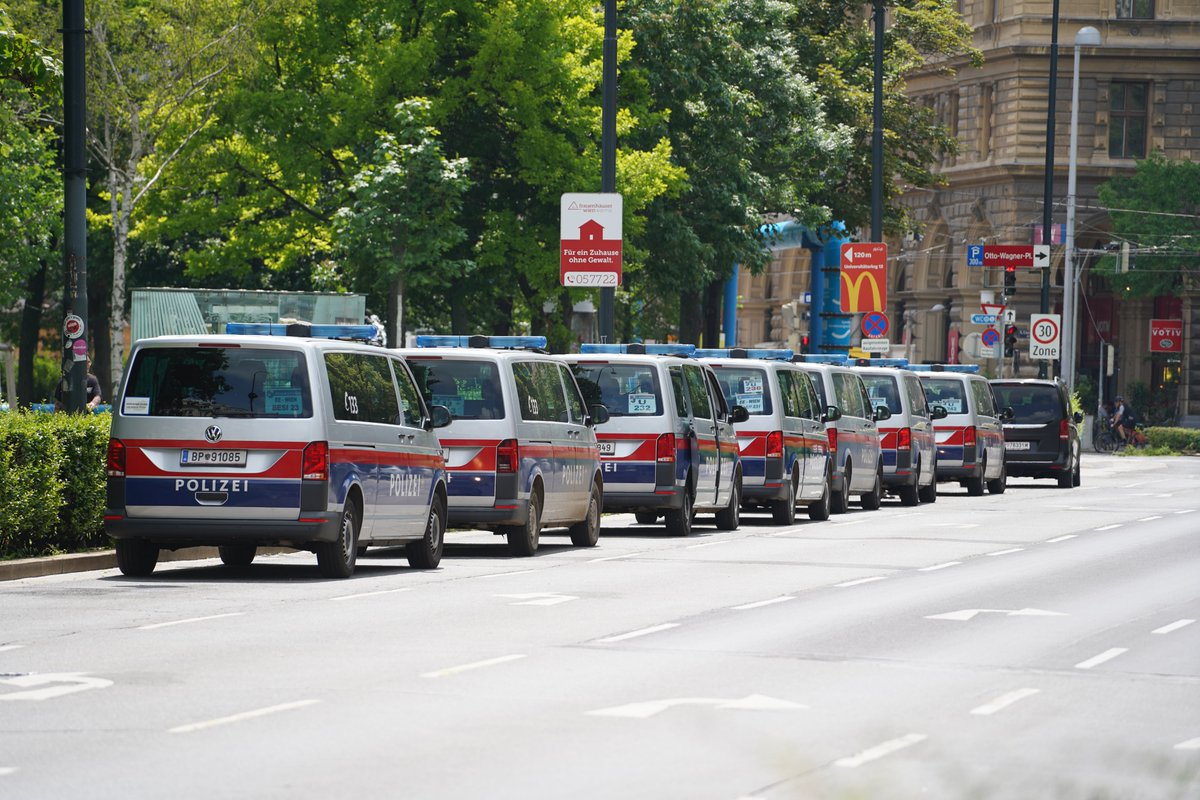 Esterreicherr's tweet photo. Am 10.06.2023 (#w1006) versammelten sich zwei abneigende Gruppierungen in der Nähe der Votivkirche in Wien.
Die Polizei war mit einem Großaufgebot in Form von Kräften der Ordnungsdiensteinheit und der Einsatzeinheit Wien vor Ort.
#LetWomanSpeak #LetWomenSpeakVienna #LGBTQ https://t.co/gTkm8phmS4