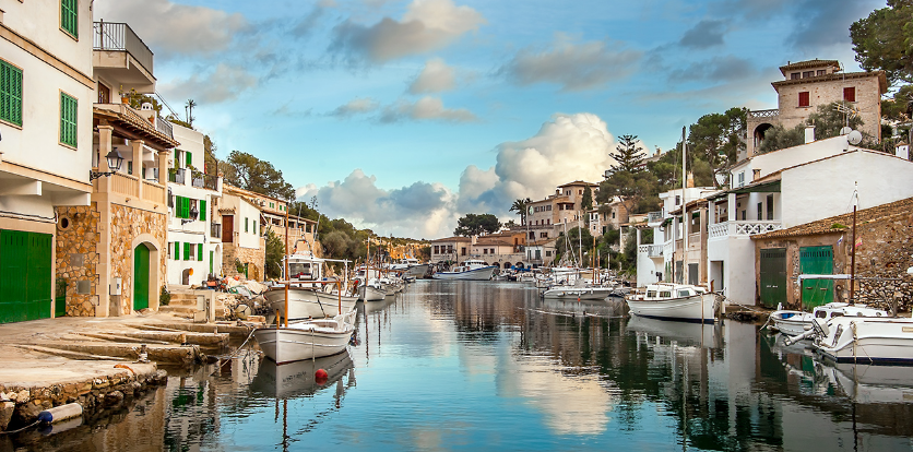 AutosVima's tweet photo. Cala Figuera a idyllic fishing village with charming houses, colorful doors, and rich maritime history. Experience the fishermen bring in fresh seafood and indulge in the local cuisine with exquisite delicacies. 
#mallorca #vima #calafiguera  #freshfish
https://t.co/5g4OuhF7pm https://t.co/SGmNpB59nV