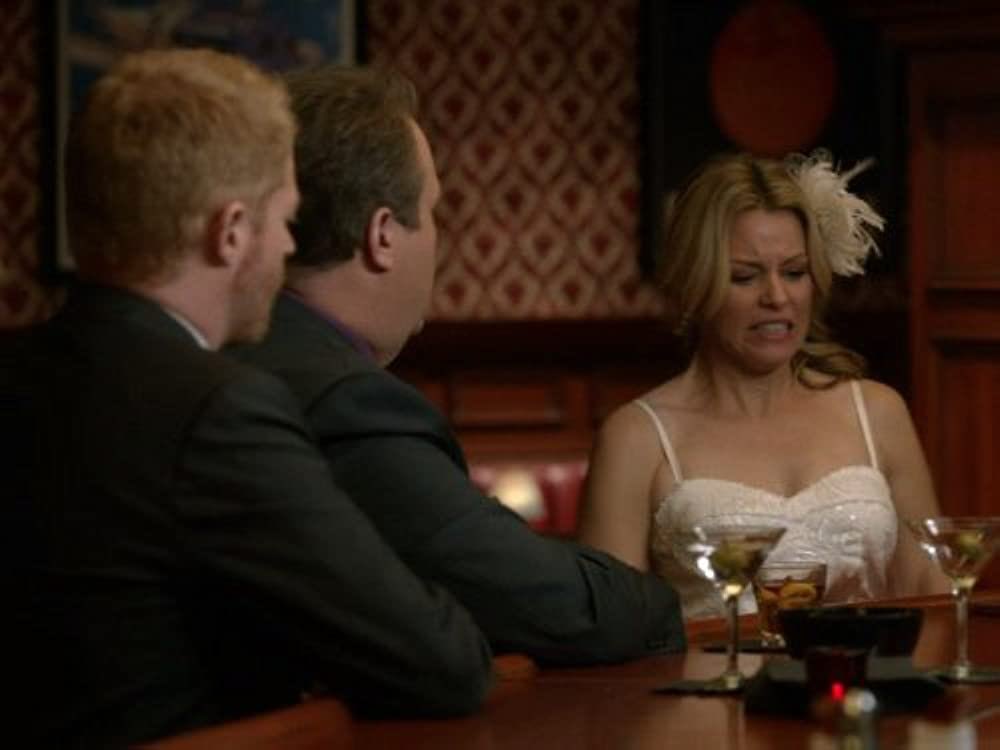 #modernfamily & #thenewgirl are part of the same universe in S4E17 the bar that Cam and Mitch are at with Sall is the Griffin that Nick buys in the New Girl.