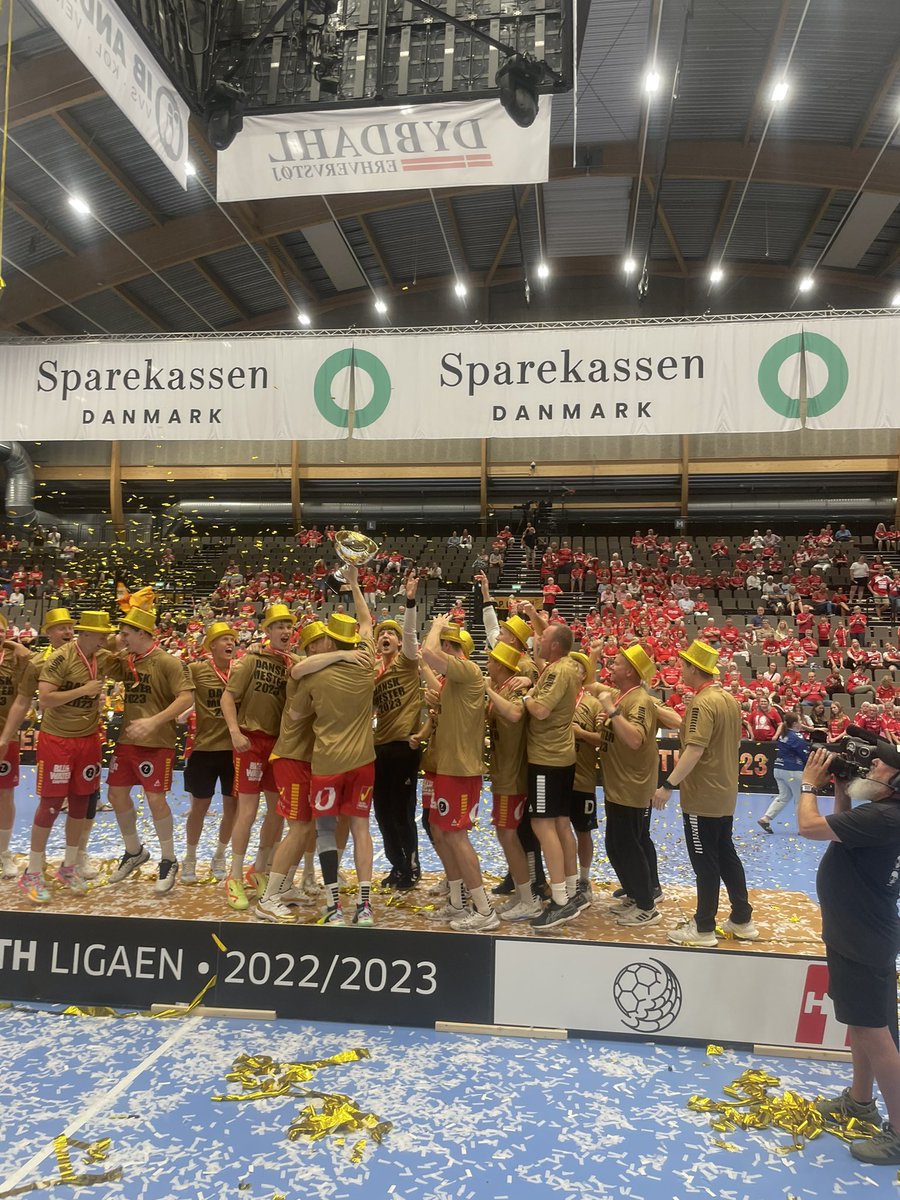 Gult guld i Aalborg. Tillykke til <a href="/nicolej_krickau/">Nicolej Krickau</a>, Simon Pytlick og alle i <a href="/GOGsport/">GOG</a>. Reportage og reaktioner i <a href="/politiken/">Politiken</a>: politiken.dk/del/1rc1Z_AA-i…