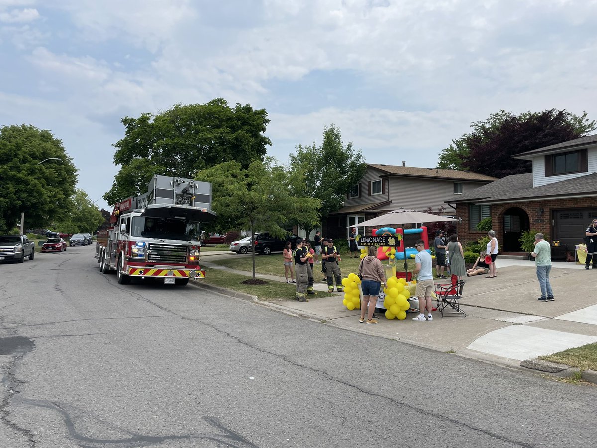 KSfire251's tweet photo. Thorold Aerial 2 out at Mountainview Lemonade sale @ThoroldON @ThoroldFire https://t.co/xlg1FIuslg