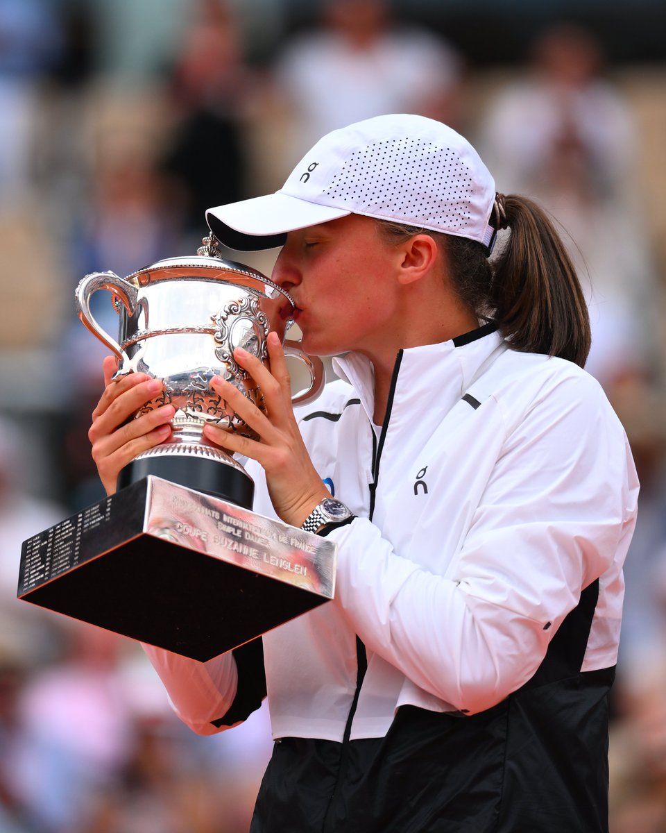 🎾 2023 Roland Garros tek kadınlar şampiyonu Iga Swiatek! 🏅 Roland Garros'ta üst üste şampiyonluk kazanan Monica Seles'ten bu yana en genç oyuncu. #rolandgarros
