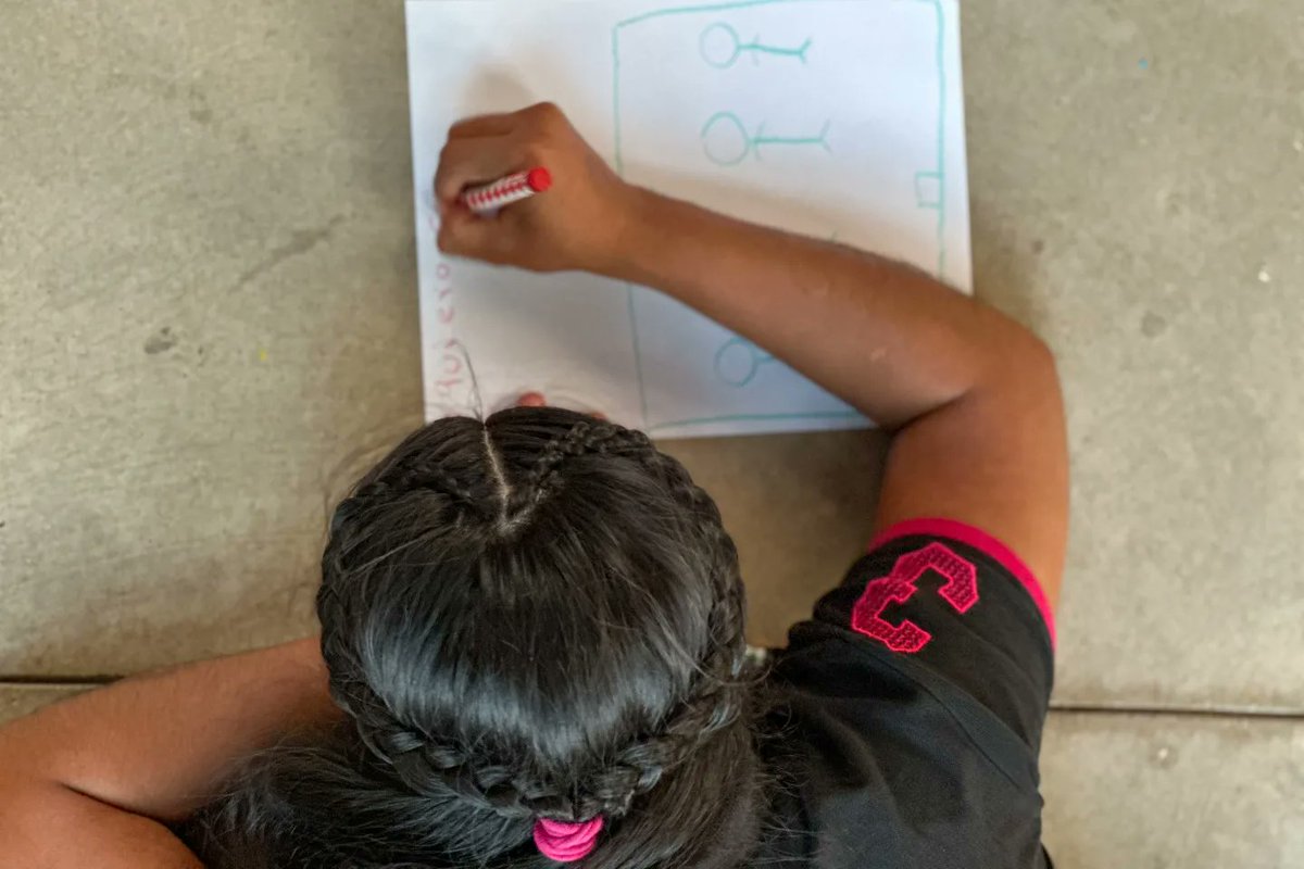 Giovani_JRojas's tweet photo. Gracias a las adolescentes que se encuentran en el @DIF_Oaxaca por recibirme en una tarde llena de emociones e inspiración, para compartir con ellas una lectura que nos hizo reflexionar sobre sus sueños y las perspectivas que tienen ante situaciones por las que atraviesan. https://t.co/mCRuDdjsoO