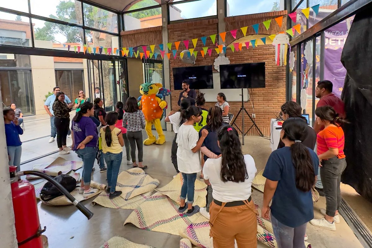 Giovani_JRojas's tweet photo. Gracias a las adolescentes que se encuentran en el @DIF_Oaxaca por recibirme en una tarde llena de emociones e inspiración, para compartir con ellas una lectura que nos hizo reflexionar sobre sus sueños y las perspectivas que tienen ante situaciones por las que atraviesan. https://t.co/mCRuDdjsoO