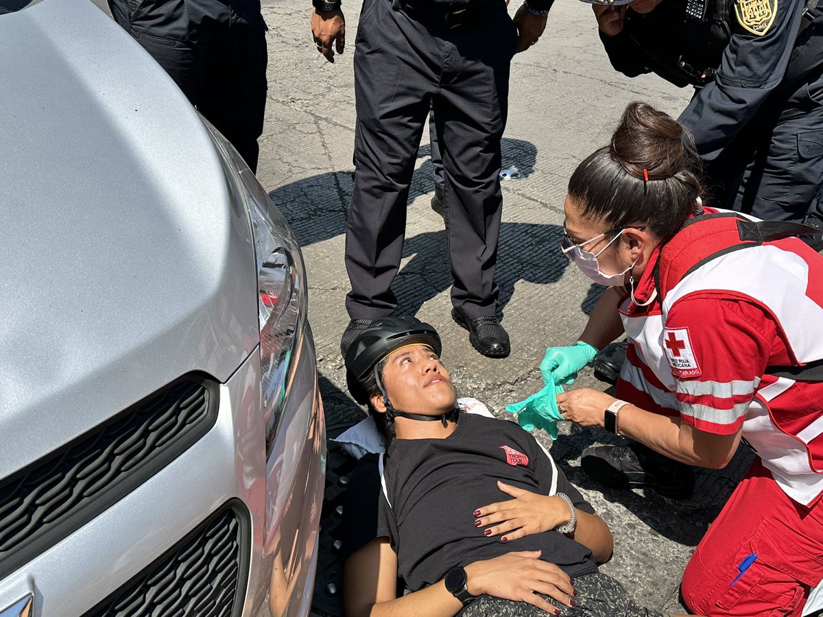 Bonaoficial's tweet photo. Accidente en la @AlcCuauhtemocMx esquina obrero mundial  y Cuauhtémoc. Otro pendejo en su celular 📲
Al parecer la señorita está bien.. 
@BicireporteraDF @MayaEnBici @MIBiciCDMX @BicitlanRadio @ivy_cleta https://t.co/nmpi6Rf6eP