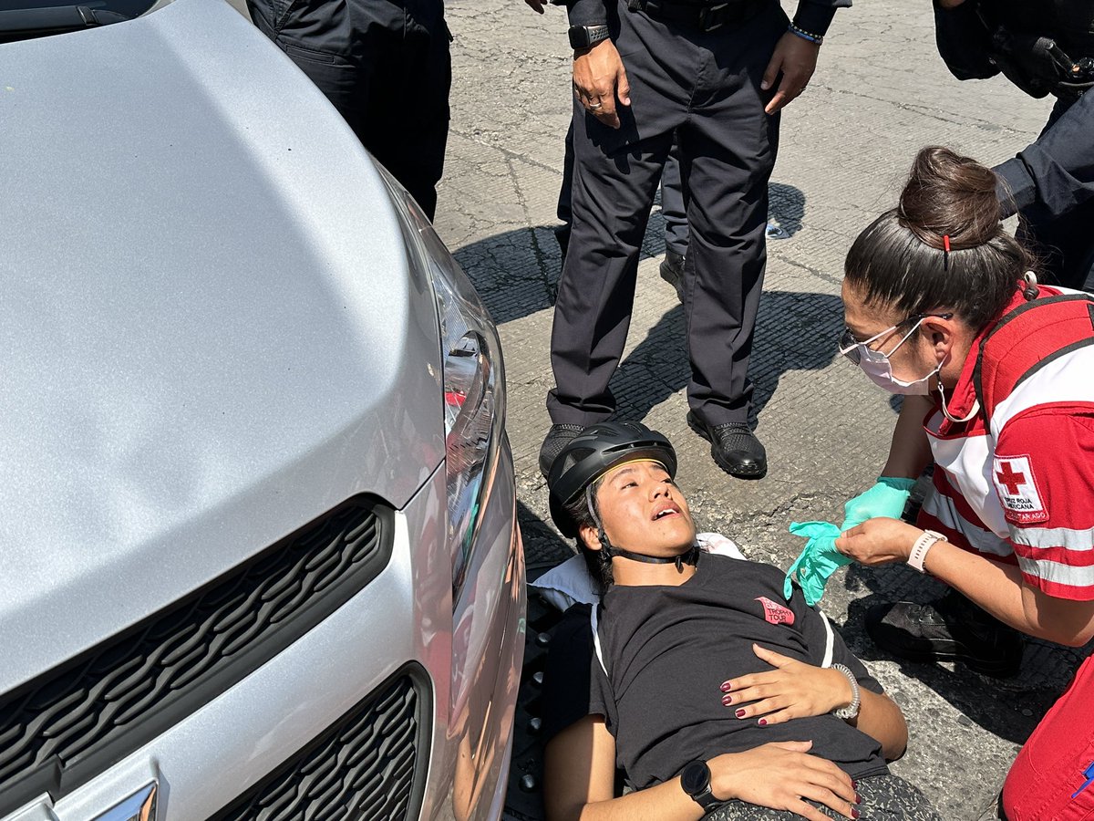 Accidente en la <a href="/AlcCuauhtemocMx/">Alcaldía Cuauhtémoc</a> esquina obrero mundial  y Cuauhtémoc. Otro pendejo en su celular 📲
Al parecer la señorita está bien.. 
<a href="/BicireporteraDF/">Bicireportera CDMX</a> <a href="/MayaEnBici/">Maya en Bici</a> <a href="/MIBiciCDMX/">MI Bici CDMX</a> <a href="/BicitlanRadio/">Bicitlán Radio</a> <a href="/ivy_cleta/">ivy.cleta🚲🔥</a>