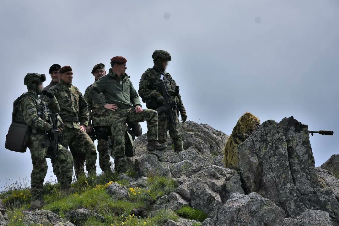 mo_i_vs's tweet photo. Припаднике 72. бригаде за специјалне операције на задацима у рејону превентивног размештаја обишао је начелник Генералштаба генерал Милан Мојсиловић са командантом јединице бригадним генералом Мирославом Талијаном.  🇷🇸

👉https://t.co/jO89xRe9qx https://t.co/0mhgu7G3sz