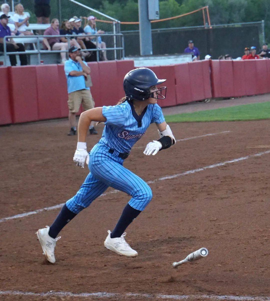She wears #4 though it was all threes for Superior SS Avery Visger, going 3/3 and displayed impressive baserunning on a triple in the 3rd inning in yesterday's semifinal win over Sun Prairie East! 👏👏👏👏👏 💨💨💨💨💨💨 #WIAASB