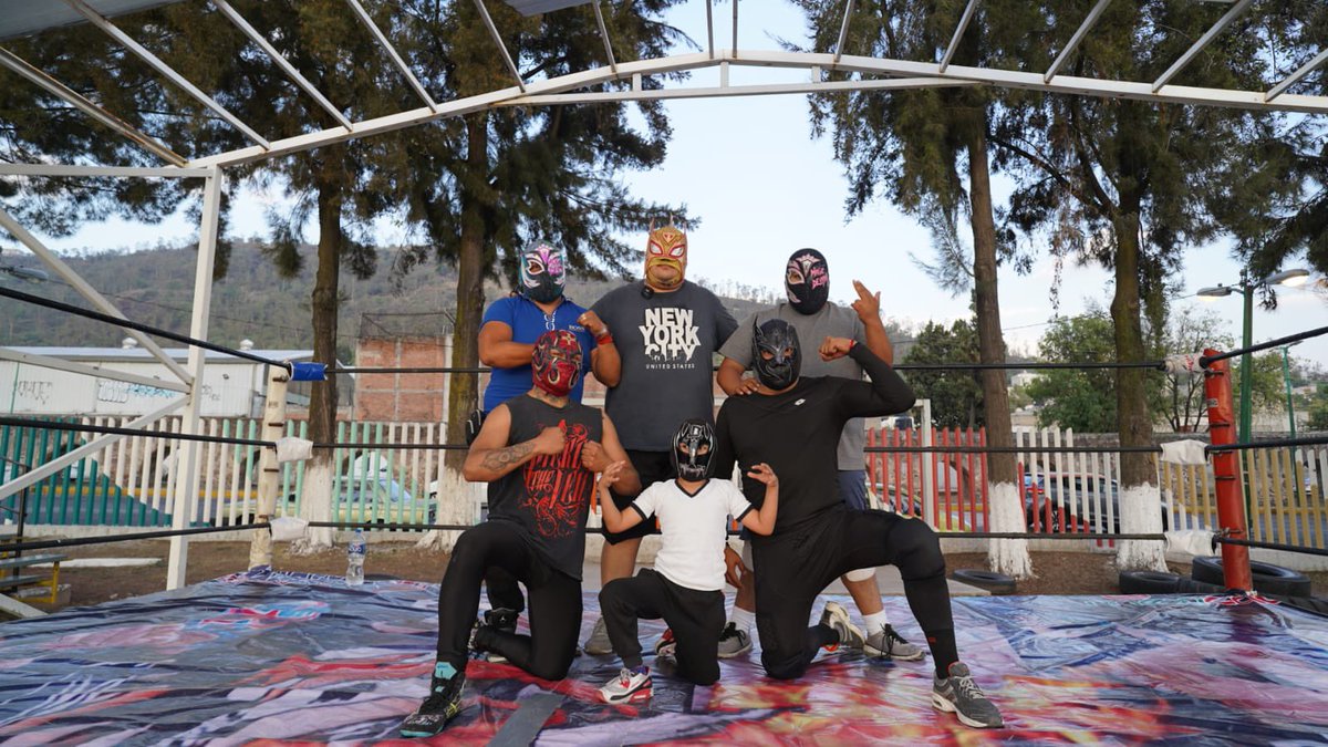 TuAlcaldiaGAM's tweet photo. ¡Mucha lucha! 🤼‍♂️ Te invitamos a las  clases #Gratuitas de #LuchaLibre que se ofrecen en el Deportivo Santa Isabel Tola los martes y jueves de 17:00 a 20:00 hrs. ⏰ https://t.co/RTKuPqdpCH