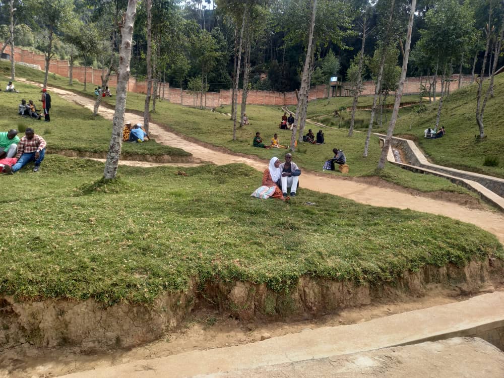 nrs_rwanda's tweet photo. Uyu munsi, ababyeyi 36 basuye abana babo bari gukurikirana amasomo y'igororamuco n'imyuga mu Kigo Ngororamuco cya Nyamagabe mu rwego rwo kureba imibereho yabo no kubashyigikira mu rugendo rwo guhinduka. 
@iassumpta @Fredrwanda @FBNtirushwa @IngabireImma @bservilien1973 https://t.co/gaHfTQSyiQ