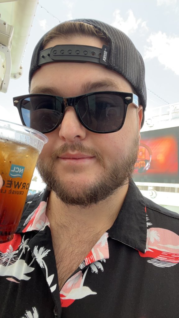 This is a real breakfast whiskey, 11:30am poolside set. Thanks to the fans who’ve been boozing me up all week. Now back to bed to continue my vampire sleep schedule 😜🤘🏻🛳️
#Shiplife