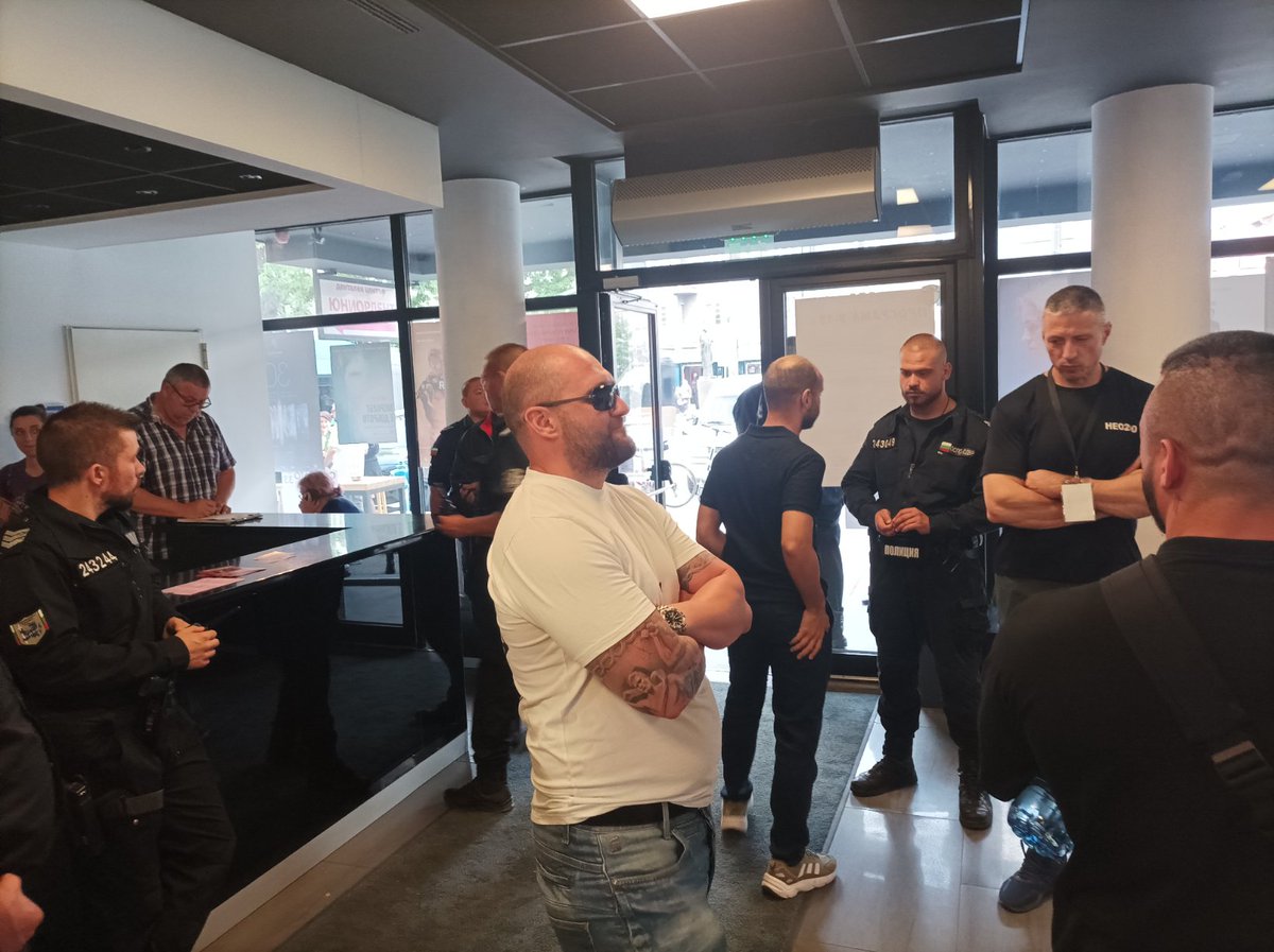 Нацисти от възраждане и приятелите им полицаи са се събрали в Одеон. Току що принудиха киното да отменят прожекция  на филм с гей тематика ("Близо")