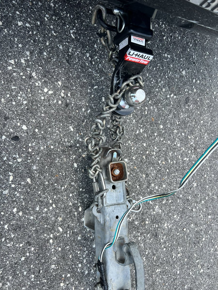 JustMeandPete's tweet photo. @uhaul Bincent didn’t hook up the trailer or the lights and the trailer damaged my car. https://t.co/eMHCaqFVLg