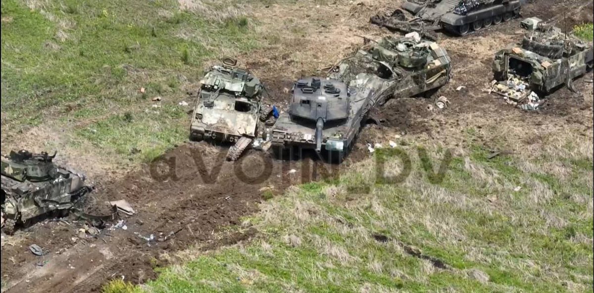 itz_shankul's tweet photo. In Pic : German Leopard Tank busted by Russians. https://t.co/8VHDQW0up3