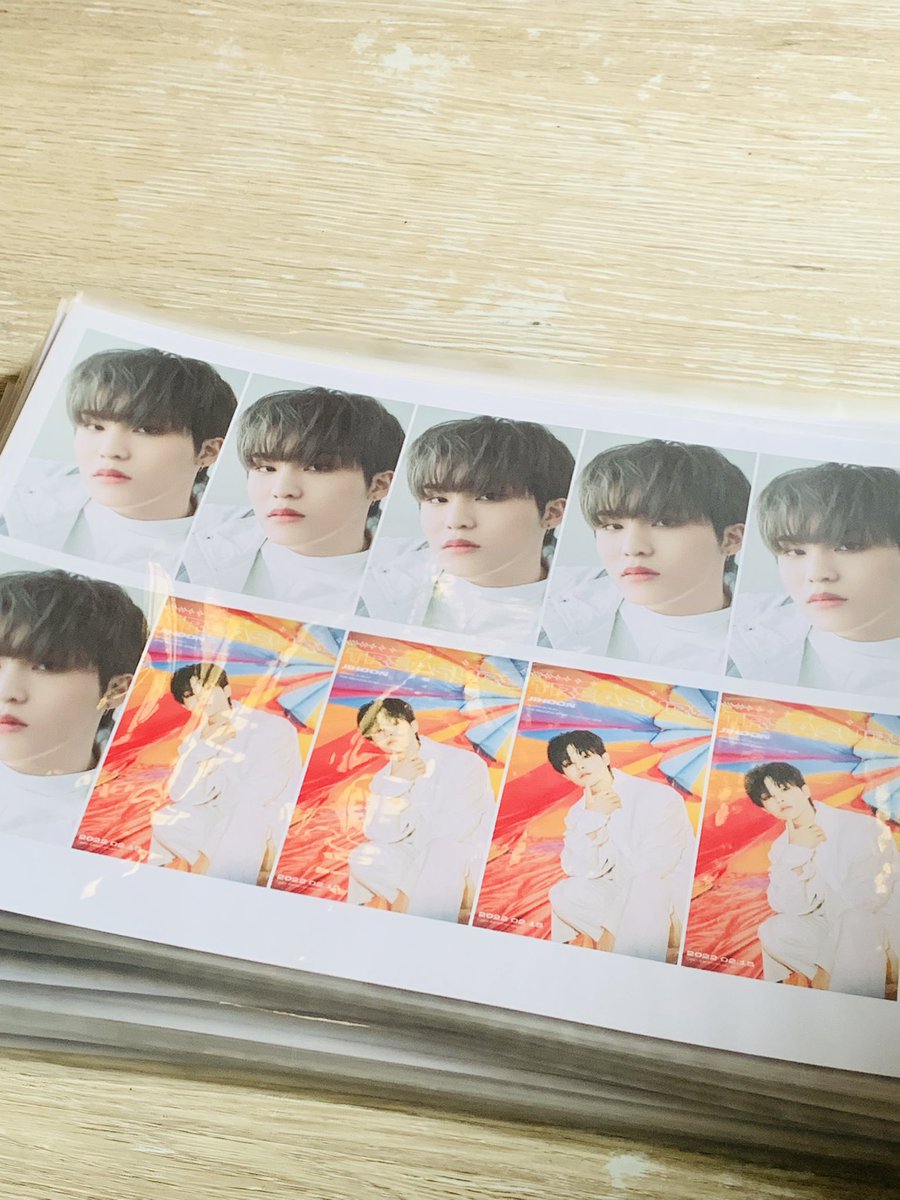 Napatigil ako habang nag lalagay ng laminating film look ohh nakatingin