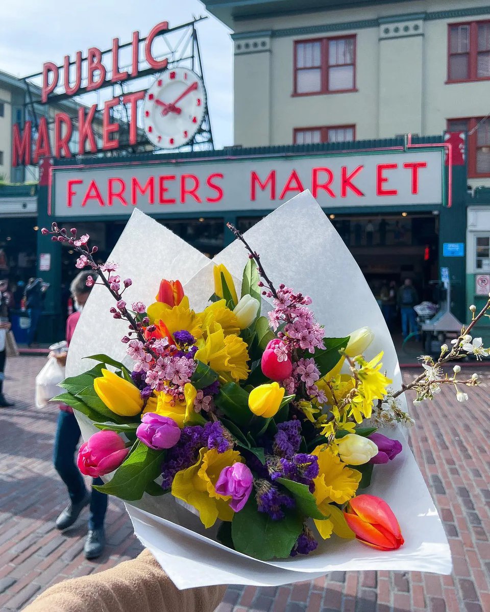 Hello all you beautiful souls,

Be kind to yourself today, focus on finding the joy in where you are today

If there’s no sun shining in the sky today be your own sunshine

#SaturdayMorning
#StopAndSmellTheFlowers
#PikesPlaceMarket