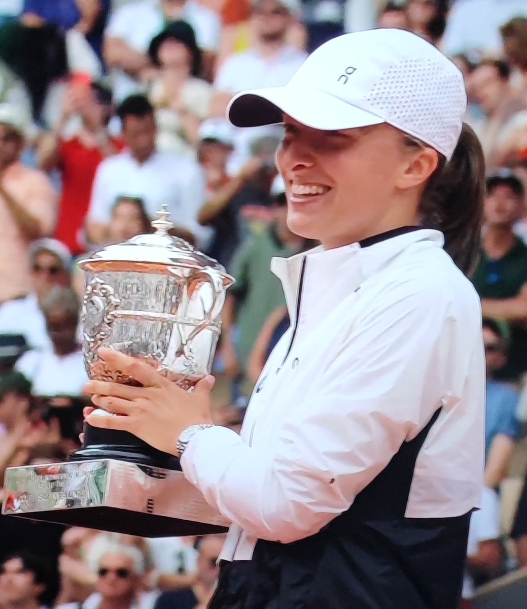 RobertMadejCZ's tweet photo. @iga_swiatek @rolandgarros @WTA Tak wygląda Mistrzyni. Gratuluję :) https://t.co/G6gTQ7BwmW