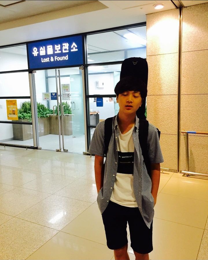 sjaeyunsgf's tweet image. "Un niño que perdio su nueva guitarra en el aeropuerto de Incheon y que fue dramaticamente a buscarla en el Centro de objetos perdidos suspirando aliviado, ahora esta asi el dia de hoy. Estoy muy orgulloso de ti, llorando todo el tiempo"

— Papá de Jay via IG