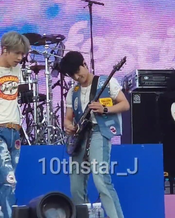 sjaeyunsgf's tweet image. "Un niño que perdio su nueva guitarra en el aeropuerto de Incheon y que fue dramaticamente a buscarla en el Centro de objetos perdidos suspirando aliviado, ahora esta asi el dia de hoy. Estoy muy orgulloso de ti, llorando todo el tiempo"

— Papá de Jay via IG