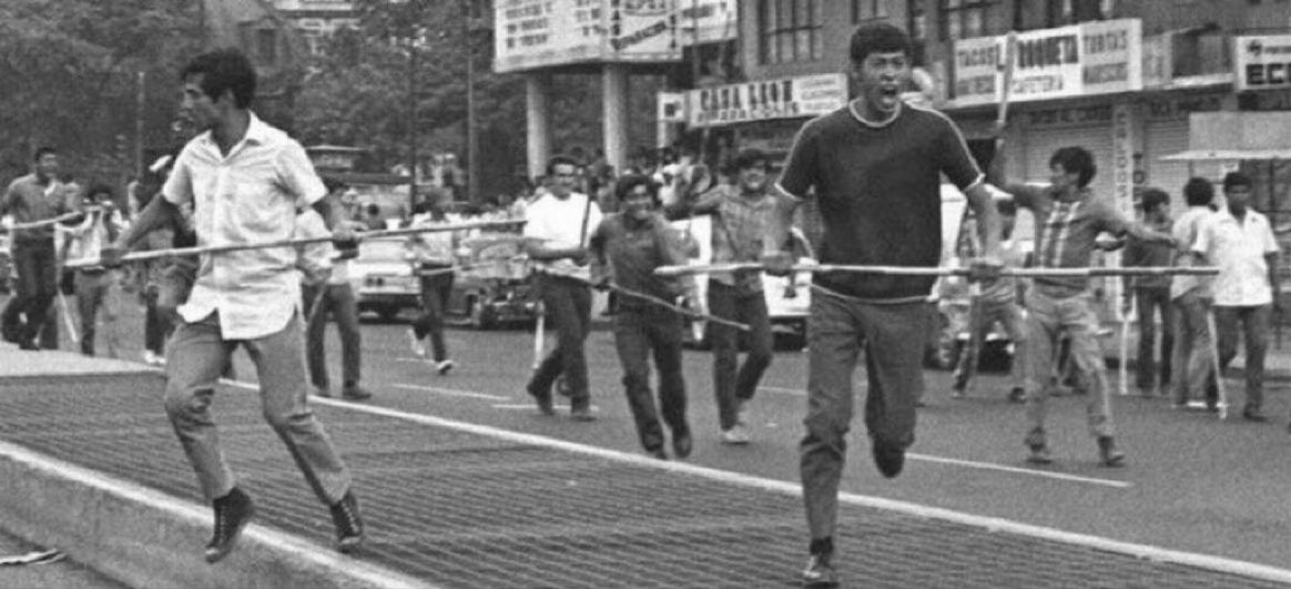Sucedió hace 52 años. Fue una masacre. La ordenó un gobierno priista. Yo no la olvido. A golpes y balazos nos reprimieron. Tardamos en tumbarlos pero, entre todas y todos, lo logramos. A mi ese día José Revueltas me enseñó a mirar; y porque veo recuerdo y porque recuerdo lucho.