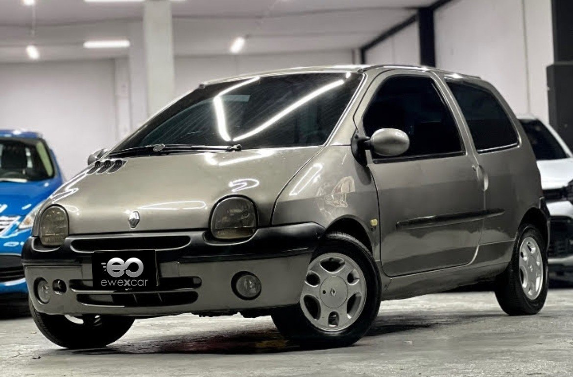 ewexcar's tweet photo. Este dinámico modelo cuenta con una velocidad máxima de 151 km/h. 😮🚀

El Renault Twingo Dynamique 2007 le dará a tu vida un cambio a la hora de conducir. 💖

Déjate llevar por la velocidad con EwexCar. 🚗
📱https://t.co/c7OJqD7i9F

#vehiculo #compraventa #autosusados #twingo https://t.co/d3Hlf0nbGy