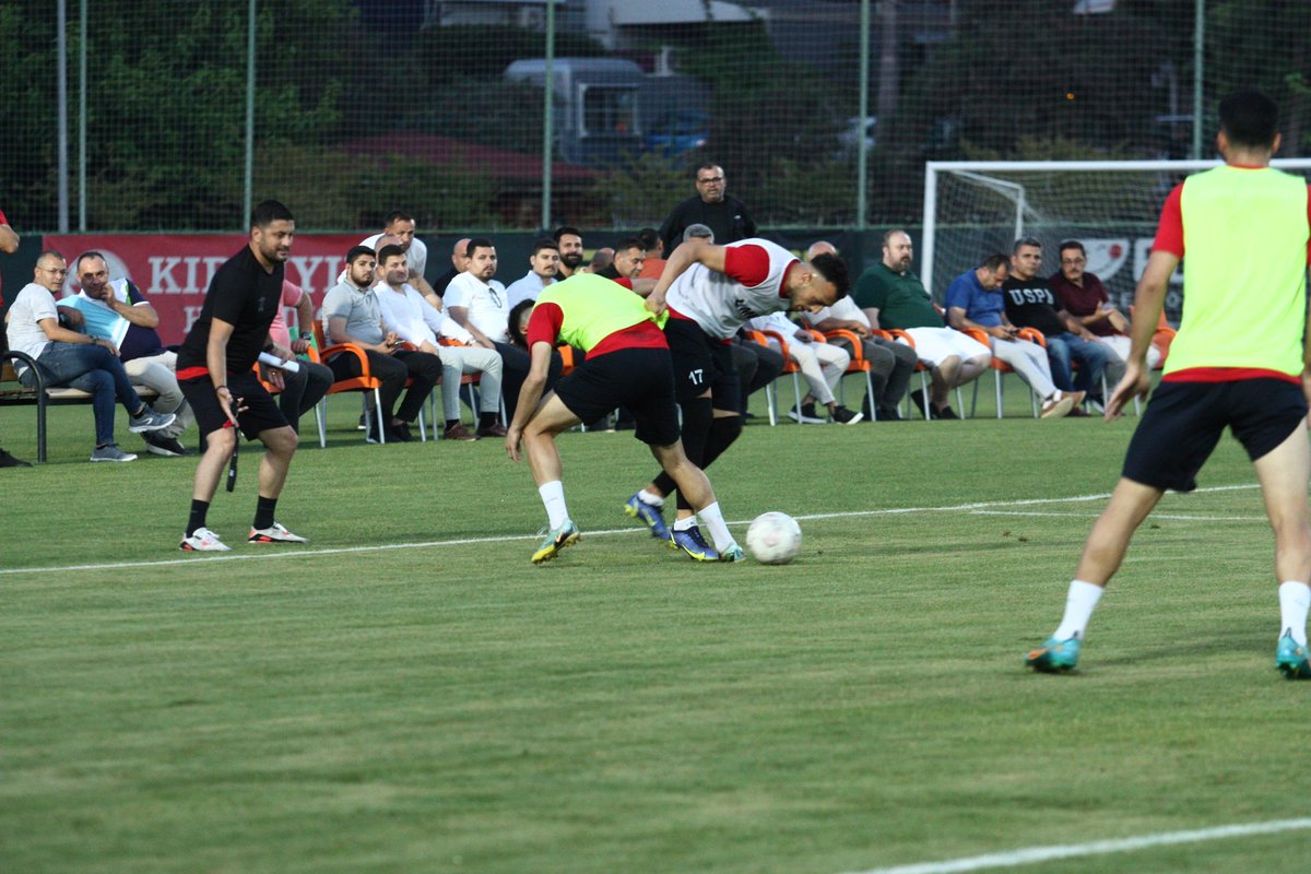 AdemMuratYucel's tweet photo. 2. Lig’e yükselmek için 13 Haziran Salı Ankara’da saat 19.00’da Karaman ile şampiyonluk maçına çıkacak Alanya Kestelspor’umuzun antrenmanını ziyaret ettik. 

Yönetim, teknik heyet ve futbolcularımıza kupa yolunda sonsuz başarılar diliyorum. https://t.co/9miqDZn0Nz