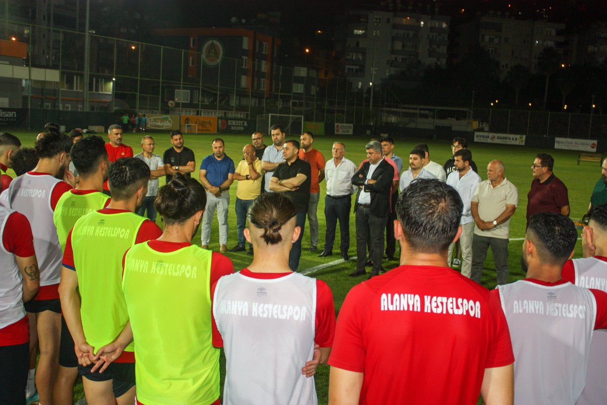 AdemMuratYucel's tweet photo. 2. Lig’e yükselmek için 13 Haziran Salı Ankara’da saat 19.00’da Karaman ile şampiyonluk maçına çıkacak Alanya Kestelspor’umuzun antrenmanını ziyaret ettik. 

Yönetim, teknik heyet ve futbolcularımıza kupa yolunda sonsuz başarılar diliyorum. https://t.co/9miqDZn0Nz