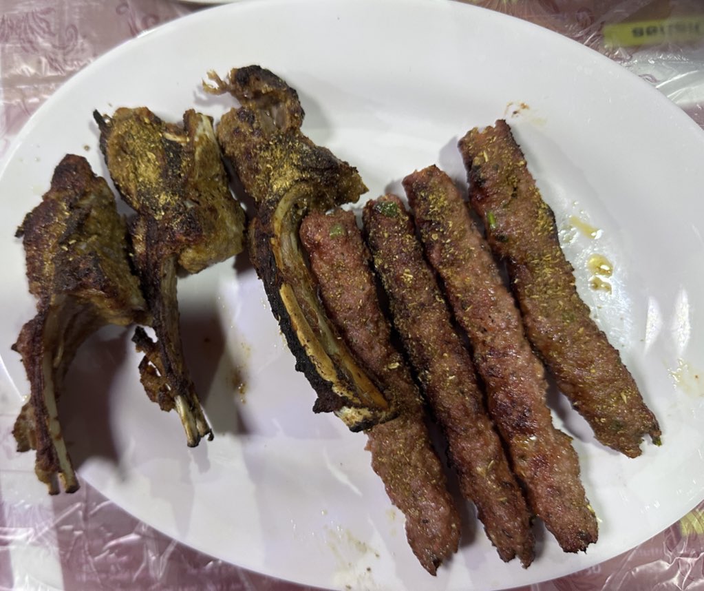 EvolveLeadLove's tweet photo. #Mutton #Chanp ,#KadhaiGhosht , #MuttonSeekhKebab :Light early #dinner with a #British #Bengali #Brahmin Friend in a #Lahori #Restaurant makes for a happy #Weekend meal in #AshSharafiya , #Jeddah
#FoodStories #Happiness https://t.co/oeVXX5HM4m