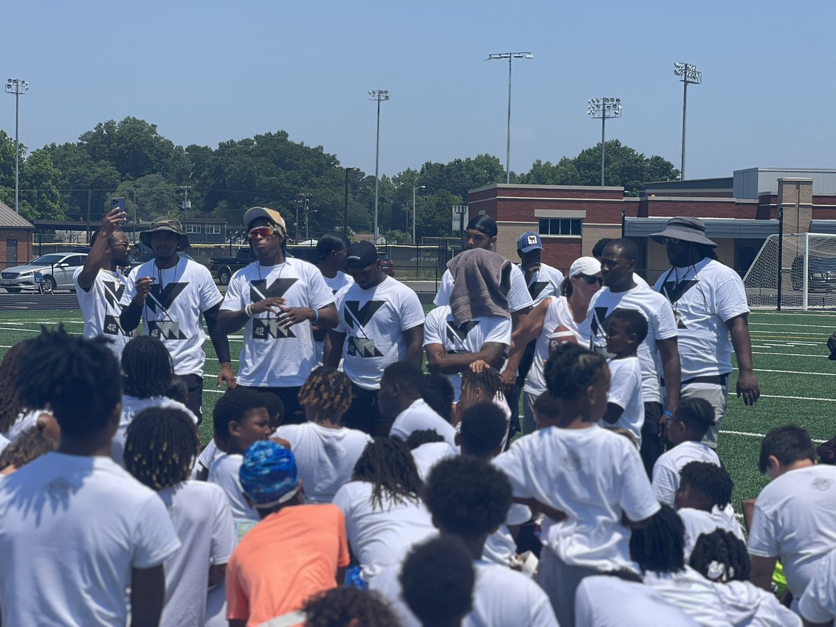 Coach_LReynolds's tweet photo. @KVonWallace Football Camp! https://t.co/HCyV8hhQyb