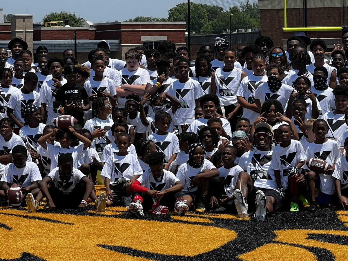 Coach_LReynolds's tweet photo. @KVonWallace Football Camp! https://t.co/HCyV8hhQyb