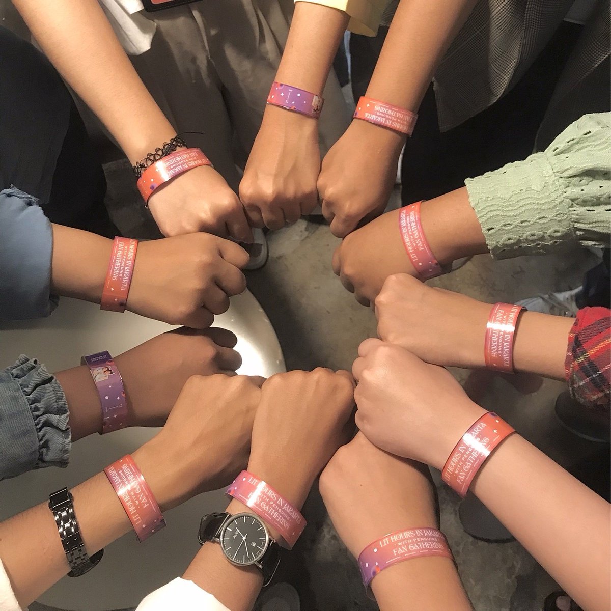 gupitummy's tweet photo. 𝐌𝐮𝐜𝐡𝐚𝐬 𝐠𝐫𝐚𝐜𝐢𝐚𝐬 ─ #LitHoursWithPenguins
💜🧡

{ @C0MlNG0FAGE @ballikinpp__ @bkppina @ASMARADANA99 @yongyuan_BKPP } https://t.co/QHIhsVguye
