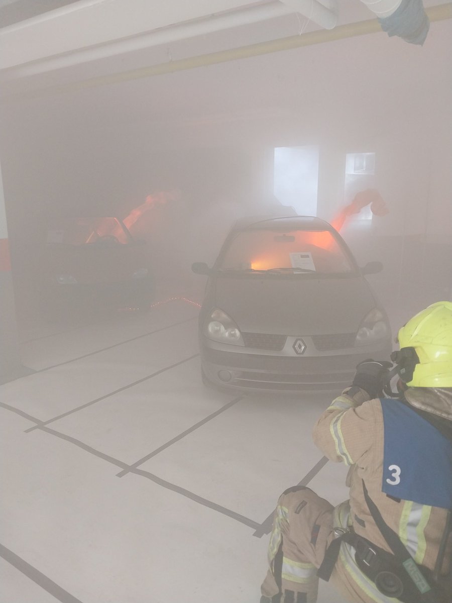 dejong1977's tweet photo. Dagje administratie @ABWC1 @brwzwijndrecht @VRZHZ Ontspannen en gezellige prijsuitreiking met @CarenFrentz en juryuitleg van @deleeuwbas https://t.co/hbz77fH2G0