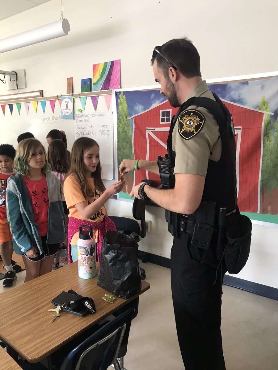 OES4thgrade's tweet photo. My brother came in to talk with the kids about the important role of police officers as community helpers. Great questions were asked, “a-ha” moments of learning were had, kids received honorary badges, and my brother gained a #1 fan! Fabulous morning all around! 👮‍♂️ https://t.co/AopEoft8aD