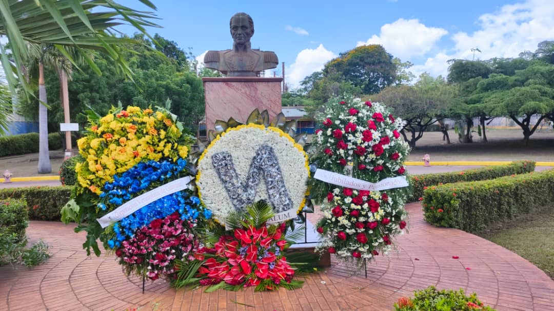 VENALUM_CVG's tweet photo. #Entérate || Con una ofrenda floral, Misa Acción de Gracias y la agrupación musical Megabanda de #CVGVenalum celebró su #45Aniversario, en compañía de toda la familia venalumnista.

#VenezuelaGaranteDeLosDDHH
@CVG_Oficial 
@burrundangac 
@delcyrodriguezv 
@Hectorsilvavzla https://t.co/xJTBpfjril