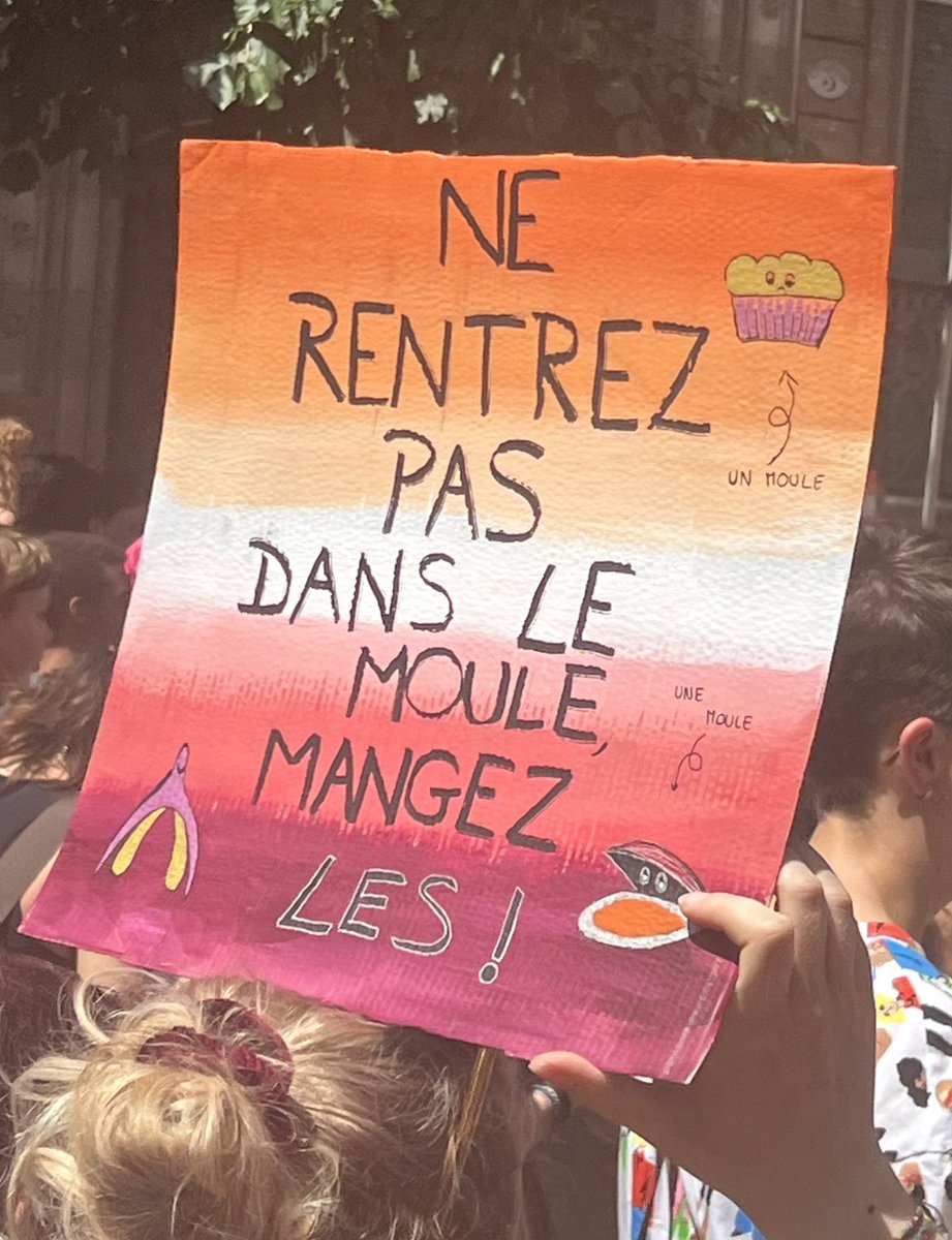 flxrstn's tweet photo. c’était vraiment ma pancarte préférée à la pride merci 10/10 https://t.co/CQrZMOdj5C