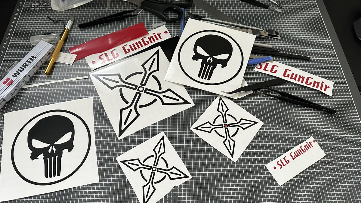 Und Euer Samstag Nachmittag so? Ich mache Aufkleber. Die ersten Versuche vor zwei Wochen waren ernüchternd. Jetzt wo ich weiß welche Konturen gut sind, geht es gut von der Hand. Mit dir Besuch ä Geduld fehlt mir 🙈🤯😳😬 #cricut #cutter  (ja, Ich mag den punisher😉)