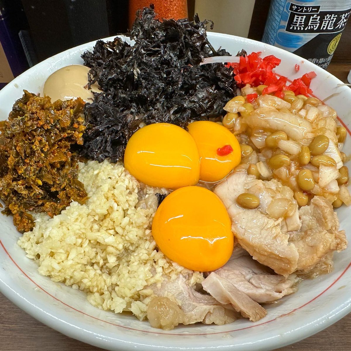 各陣営が出揃った関内二郎。
丼の中で大混戦完食フィニッシュごちそうさまでした。