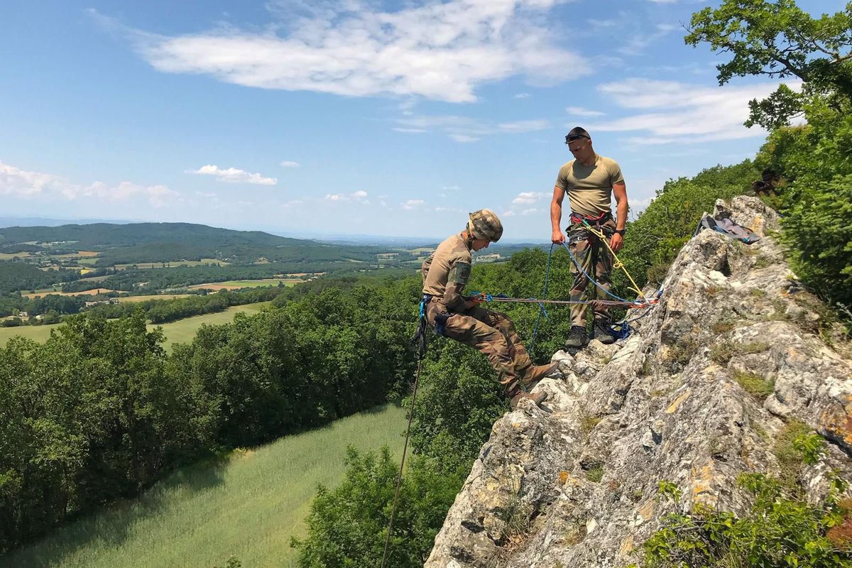 1erSpahis's tweet image. La FGE au #Spahis se termine, les futurs brigadiers ont appris les connaissances TECHN, TAC et les savoir-faire leur permettant d’exercer la responsabilité de chef d’équipe. Nous leur souhaitons un plein épanouissement dans l’exercice de ces nouvelles responsabilités !
@COM6BLB