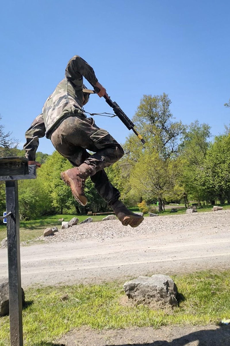 1erSpahis's tweet image. La FGE au #Spahis se termine, les futurs brigadiers ont appris les connaissances TECHN, TAC et les savoir-faire leur permettant d’exercer la responsabilité de chef d’équipe. Nous leur souhaitons un plein épanouissement dans l’exercice de ces nouvelles responsabilités !
@COM6BLB