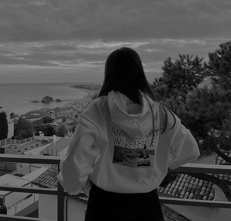 وحدي تركت الجميع وسرت في الاتجاه المعاكس ، أردت شـيئًا فريدًا لا يشـبه مـا يعيشه الأخـرون، أردت حياة تشبهني و تخصني وحدي.