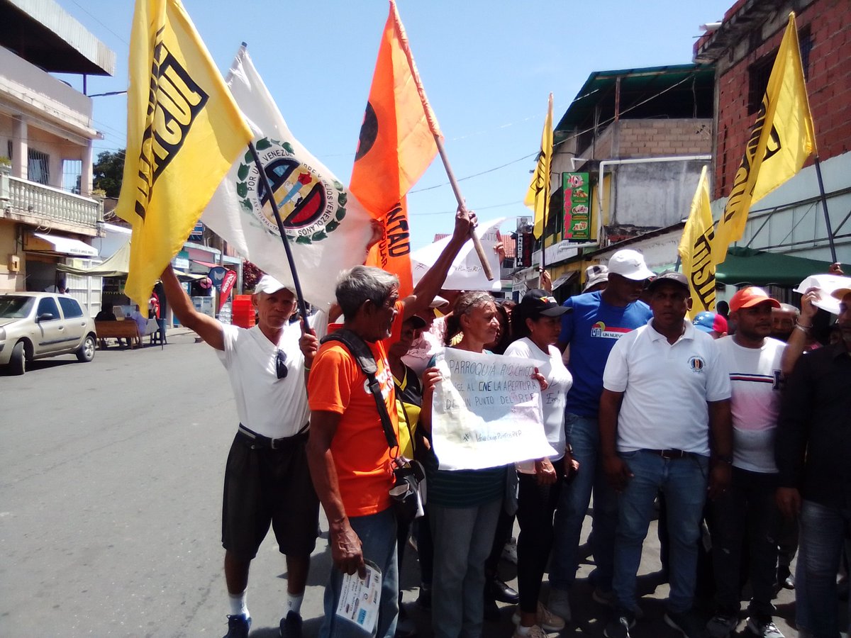 YesidDeJesus6's tweet photo. ADelante activos en nuestras calles entrega de volantes y llevando nuestro mensaje de unidad con nuestro líder a las primarias @Carlos prosperi.nuestro abanderado rumbo a las primarias💪💪💪 https://t.co/7QuOa3lNT2
