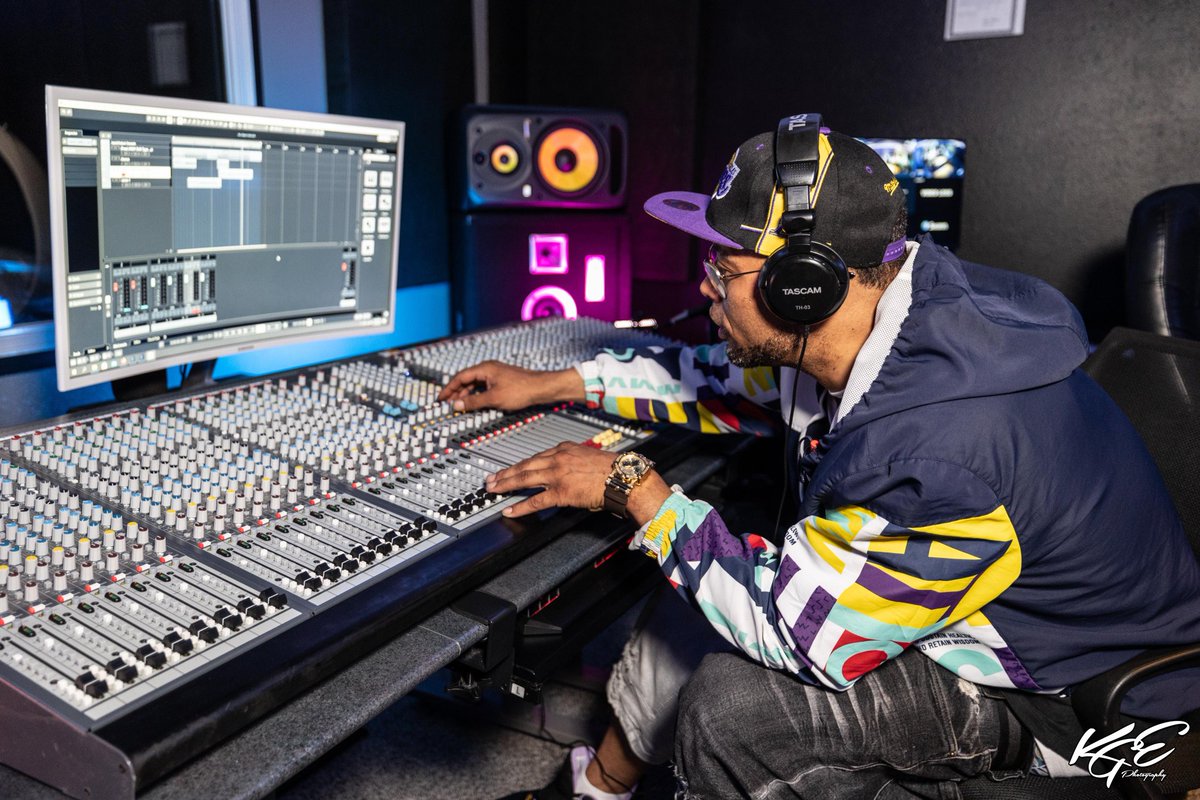 PalienVasion's tweet photo. Some bts of @dru_luciano at the pod 🛸 Was a pleasure meeting you!
📸 by @kevine7001
Text 701-964-1572 to book your session today 💯
#studio #musicproduction #midwestrappers #spacepod #rap #hiphop #fargo #northdakota https://t.co/pWpSwXXADL