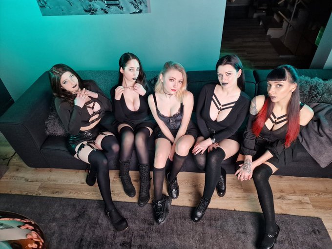 3 pic. Don’t you want to join our coven?

@MikomiHokina 
@gumihohannya 
@CarryKey_ 
@Leah_Obscure https://t