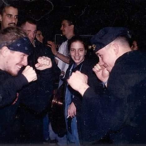 MINORIAHARDCORE's tweet photo. Guardia en Alto! Guateando en Arlequines con mi amigo Craig Setari bajista de Sick of it All que es un fanatico del boxeo asiduo, esto fue alla x 1994..Que tocamos en Arlequines juntos 
Sick Of It All  y MINORIA ACTIVA ...Craig me enseñó unos trucos de Boxeo bastante piolas... https://t.co/52K2QhxgBt