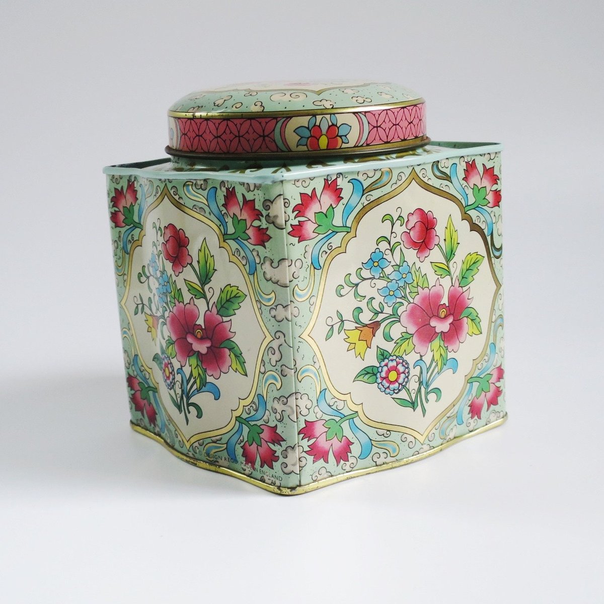 VintageHome11's tweet photo. Vintage Daher Tin, Metal Canister, Floral Litho Kitchen Storage, Floral Biscuit or Trinket Container No 1 https://t.co/ANc6h8nNdt #SMILEtt23 #Vintage4Sale #Etsyteamunity #KitchenContainer https://t.co/B0tqFsmzts
