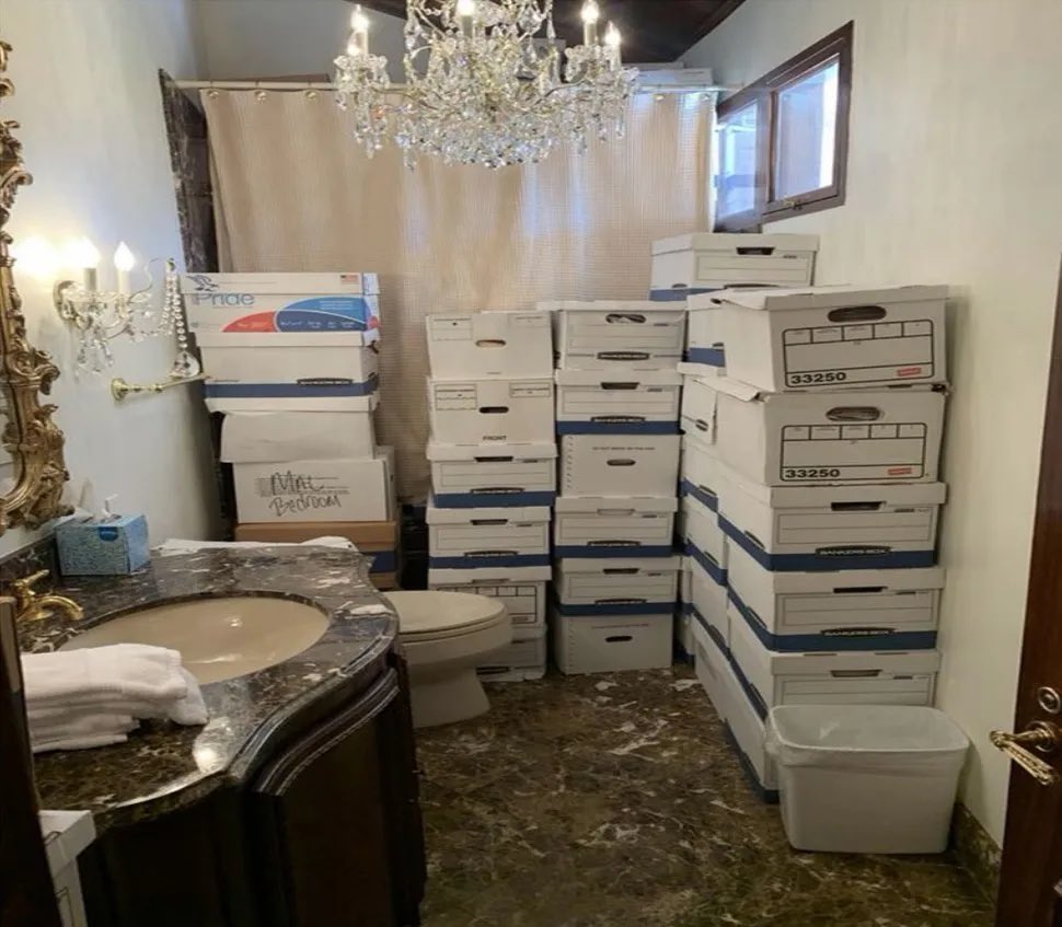 captmattj's tweet photo. There you have it. The trump Presidential Library: https://t.co/tHt8ljTgbf