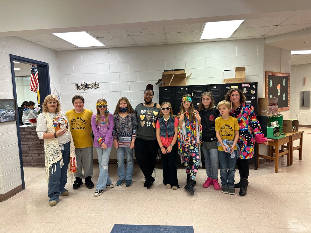 GatesvilleS's tweet photo. Congratulations to my 5th grade babies! They moved on yesterday from elementary school to middle school! The ceremony was awesome and the attendance was phenomenal! #Missthemalready #ProudPrincipal #GatesStrong https://t.co/JKB4fysuav