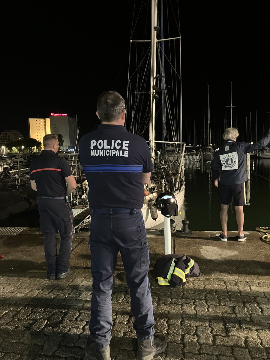 PompiersHerault's tweet photo. #Incendie|| 🔥de voiliers Quai Tabarly Commune de La Grande Motte les équipes spécialisées Secours Nautique ont mis en place un barrage flottant pour limiter la pollution &amp; vérifier l’intégrité des coques des bateaux Police municipale sur place #InfoFlash https://t.co/1ylC0LVx9f