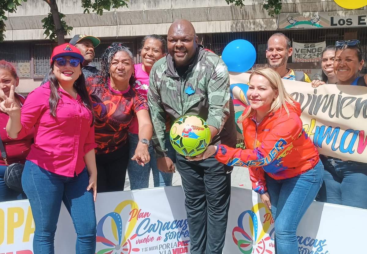 vargas_mimou's tweet image. Somos un solo gobierno trabajando por el pueblo, como lo ha orientado el Pdte. @NicolasMaduro &quot;un solo Gobierno, articulado y cohesionado en una sola visión y capacidad de acción. Es el camino correcto&quot; 

 #VenezuelaGaranteDeLosDDHH