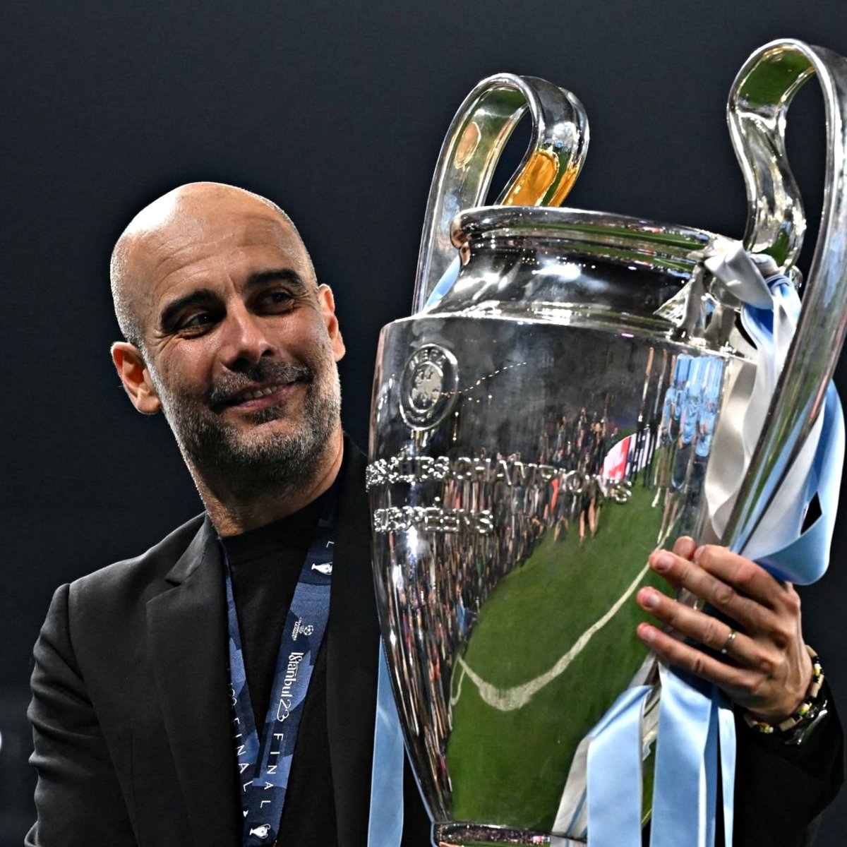 JosePadi_'s tweet photo. Guardiola: “Que el Real Madrid no se confíe, estamos a 13”.
👑 Hasta en su día más feliz tiene que acordarse del Rey.
Vive obsesionado. https://t.co/6fBEZbNe6a